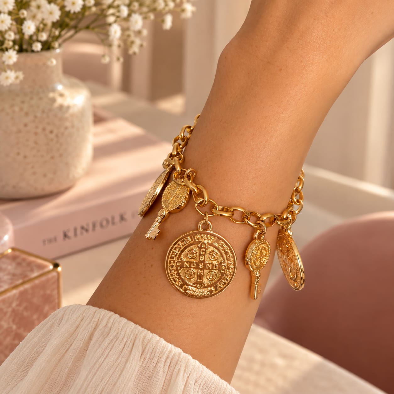 Pulsera Dorada Dijes San Benito Creer - Bambú Rosa Joyas y Accesorios 
