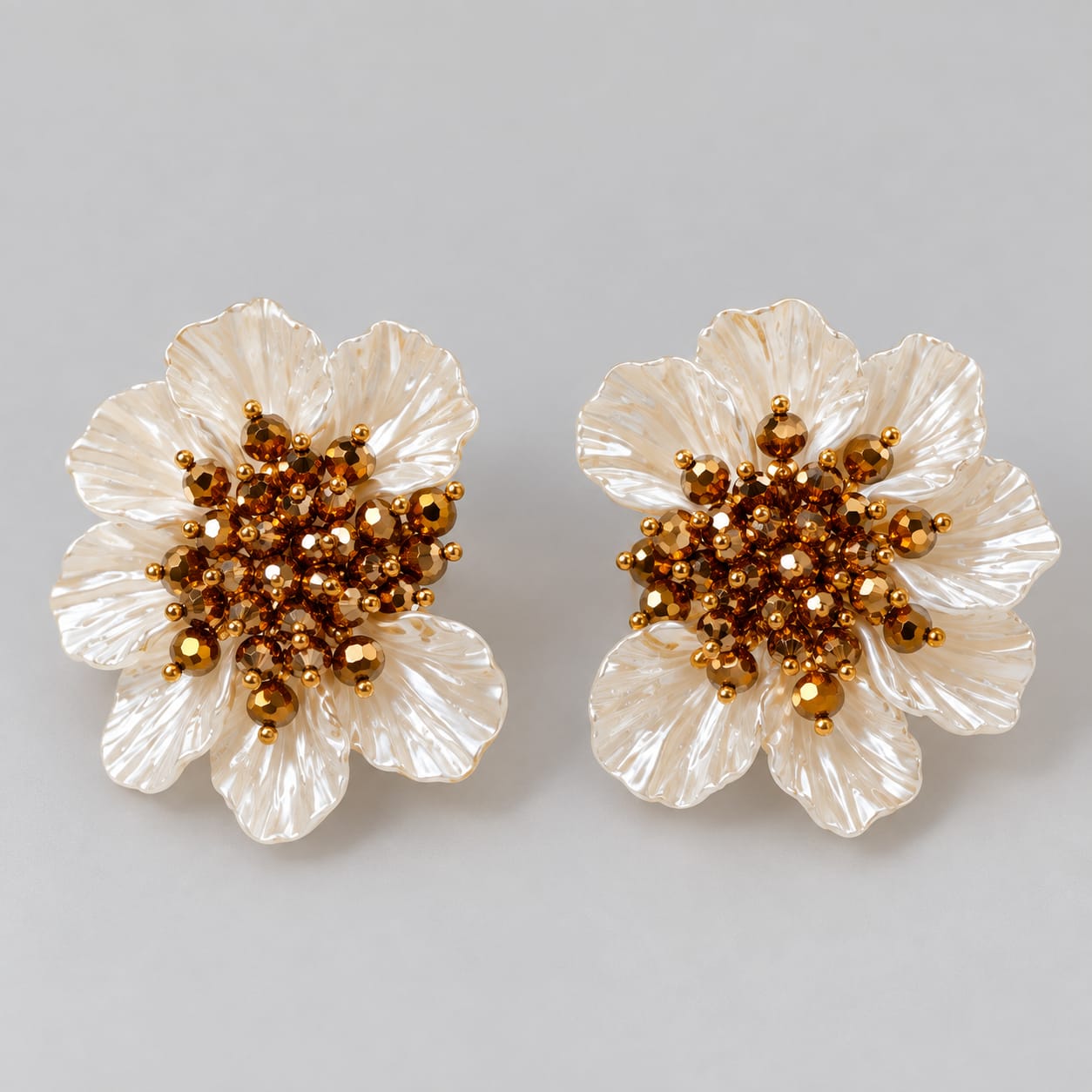 Arete Media Flor Nácar Tejida en Cristal Dorado Creer - Bambú Rosa Joyas y Accesorios 