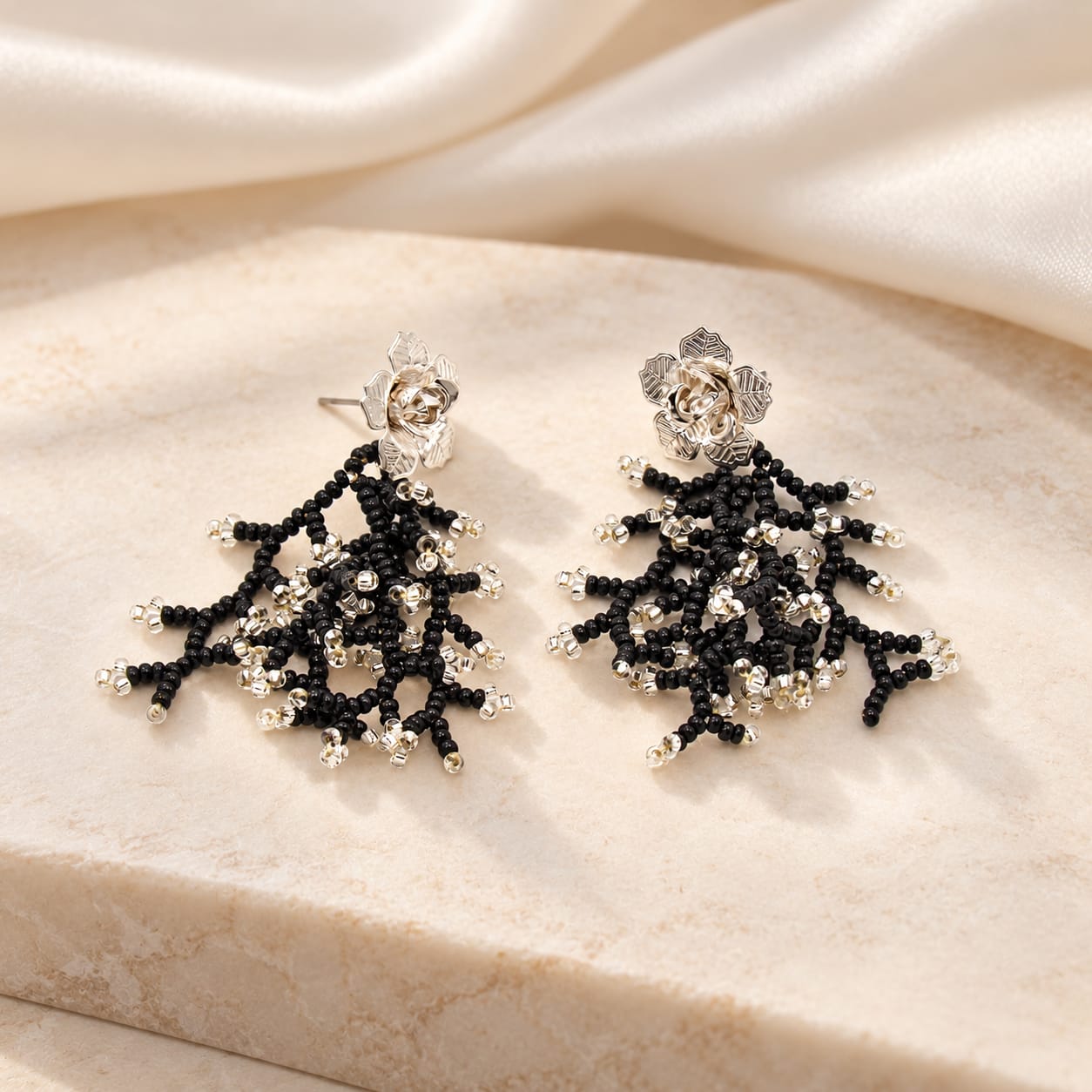 Aretes Flores Tejido Negro-Plata - Bambú Rosa Joyas y Accesorios 