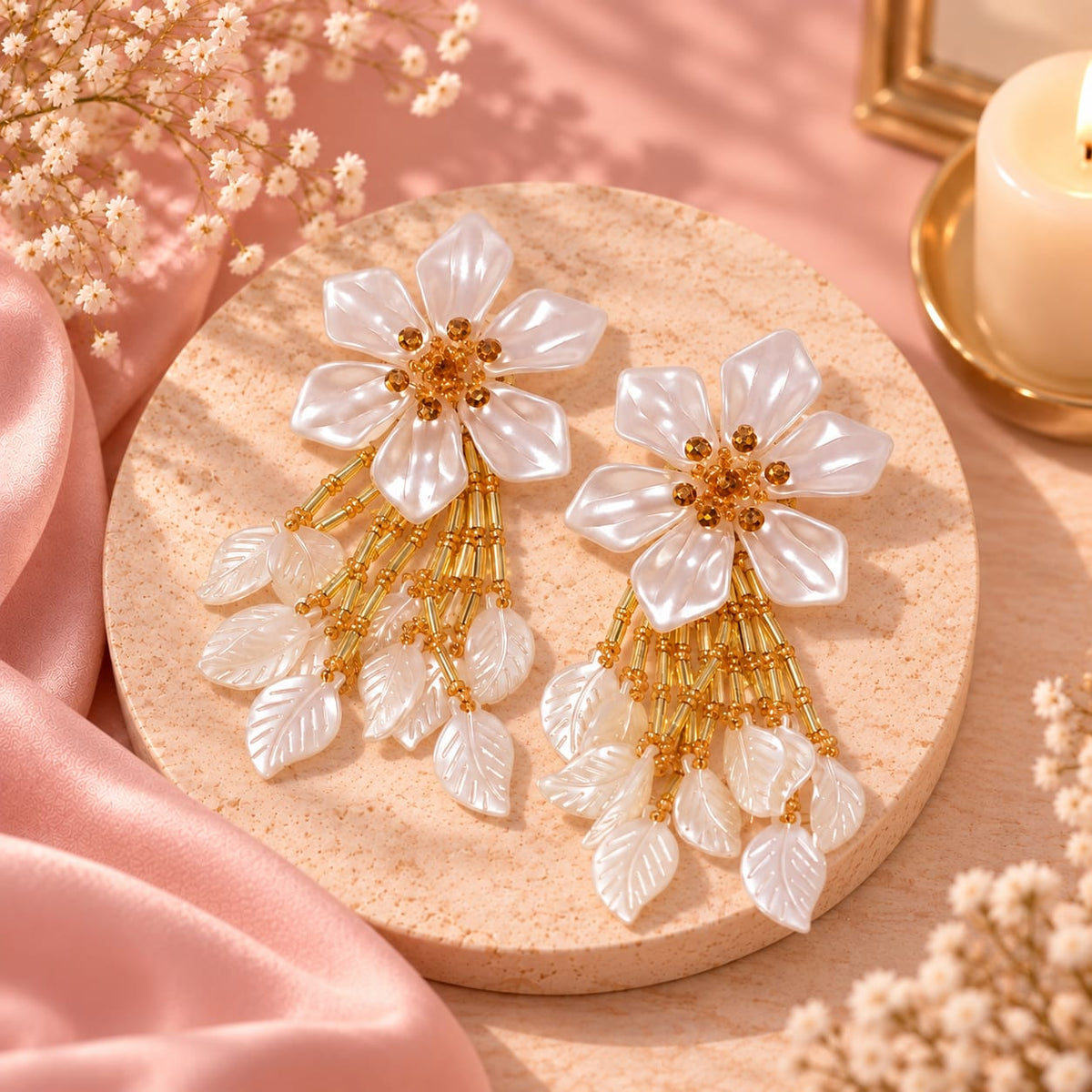 Arete Flor Largo Nácar con Tejido en Hojas Creer