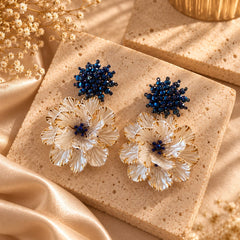 Aretes Maxi Flor Nácar Tejido Cristal Azul Oscuro Esplendor