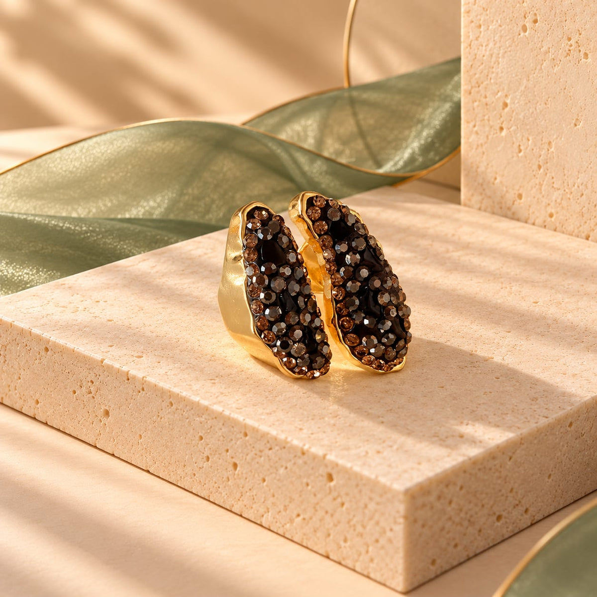 Anillo Dorado Piedras Brillantes Esplendor