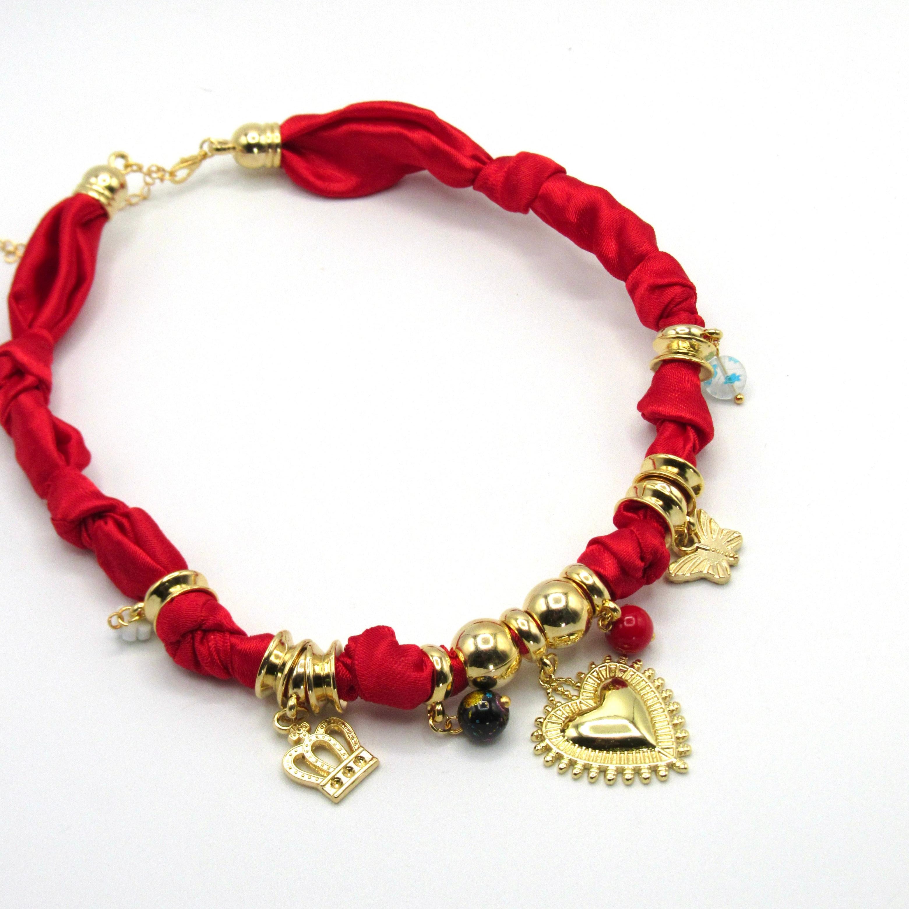 Collar Corbatin Satin Rojo con Dijes y Piedras