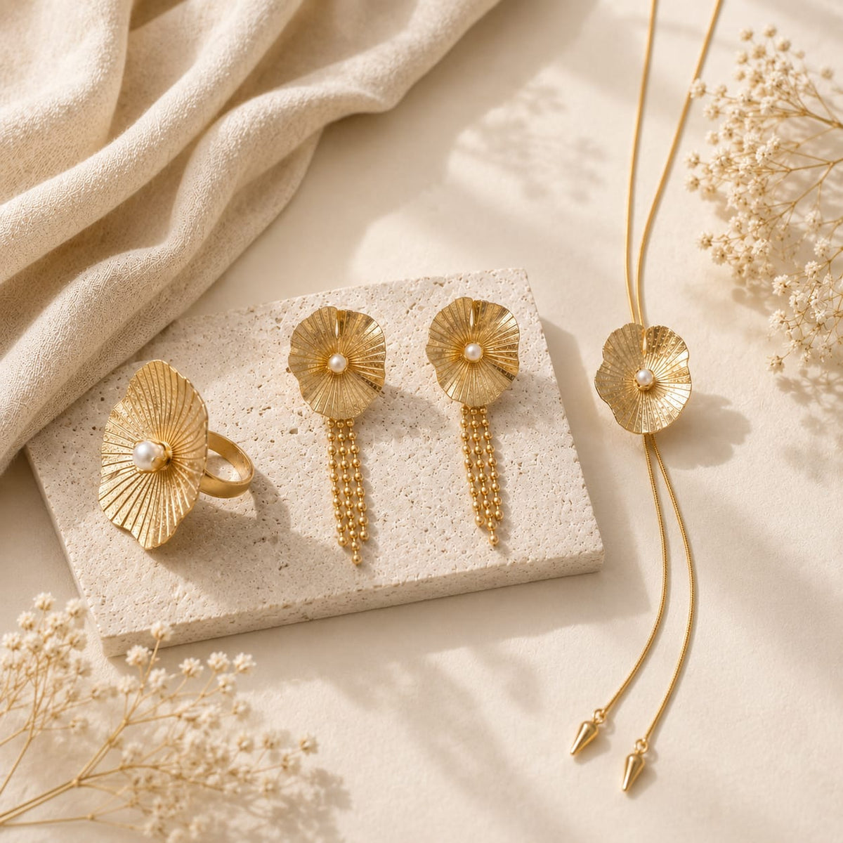 Set Perla Florecer Arete Anillo y Collar Dorado - Bambú Rosa Joyas y Accesorios 