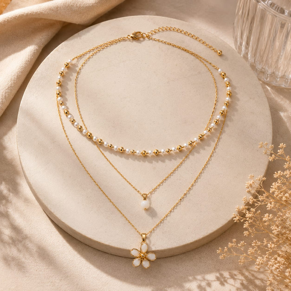 Collar Triple Perlas Dije Flor Dorado Aura