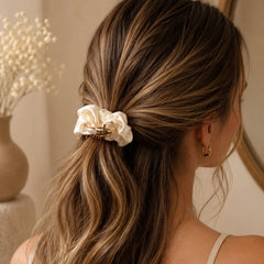 Hair Clip Beige con Cangrejo Blanco Dorado Aura