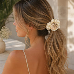 Hair Clip Beige con Concha Blanca Dorado Aura