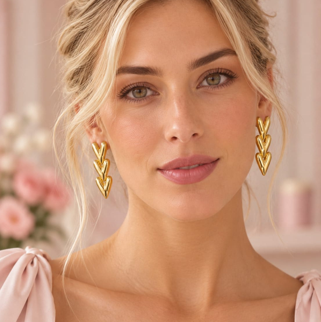 Aretes Largos Triple Corazones Dorado Amore - Bambú Rosa Joyas y Accesorios 