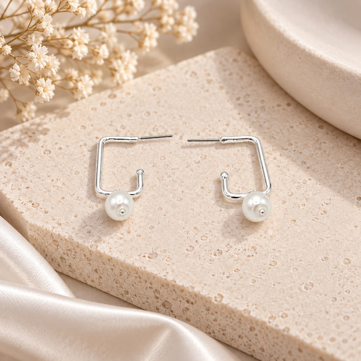 Aretes Candongas Cuadradas Perla Plateada Musa - Bambú Rosa Joyas y Accesorios 