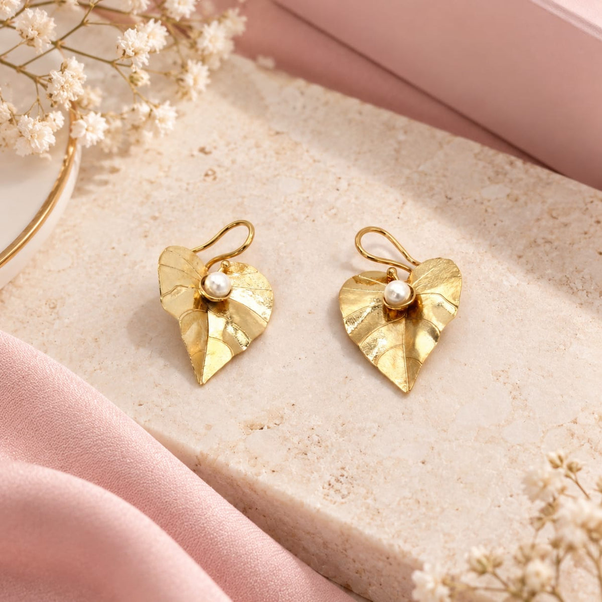Aretes Gancho Flor Perla Anturio Dorado - Bambú Rosa Joyas y Accesorios 