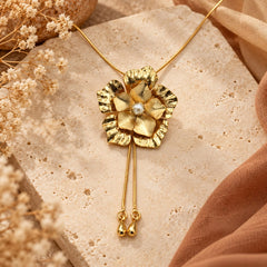 Collar Corbatín Flor Perla 5 Petalos Dorado