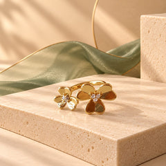 Anillo Dorado Doble Flor con Brillante Esplendor