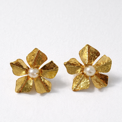 Aretes Topo Flor perla 5 petalos Dorado - Bambú Rosa Joyas y Accesorios 