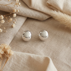 Aretes Topos Bola Plateados - Bambú Rosa Joyas y Accesorios 