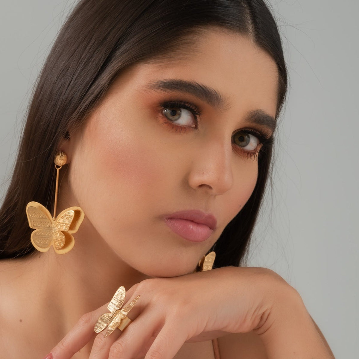 Aretes Dorados Mariposa Monarca - Bambú Rosa Joyas y Accesorios 