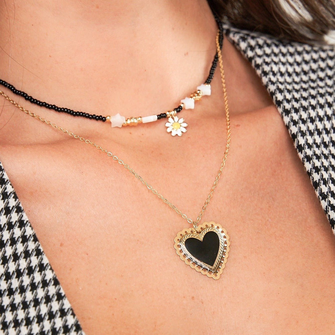 Collar Doble Corazón Pintado Negro Dorado - Bambú Rosa Joyas y Accesorios 