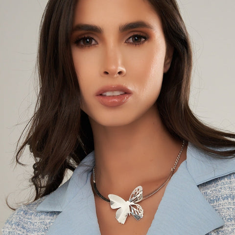 Collar Mariposa Botánica Plateado - Bambú Rosa Joyas y Accesorios 