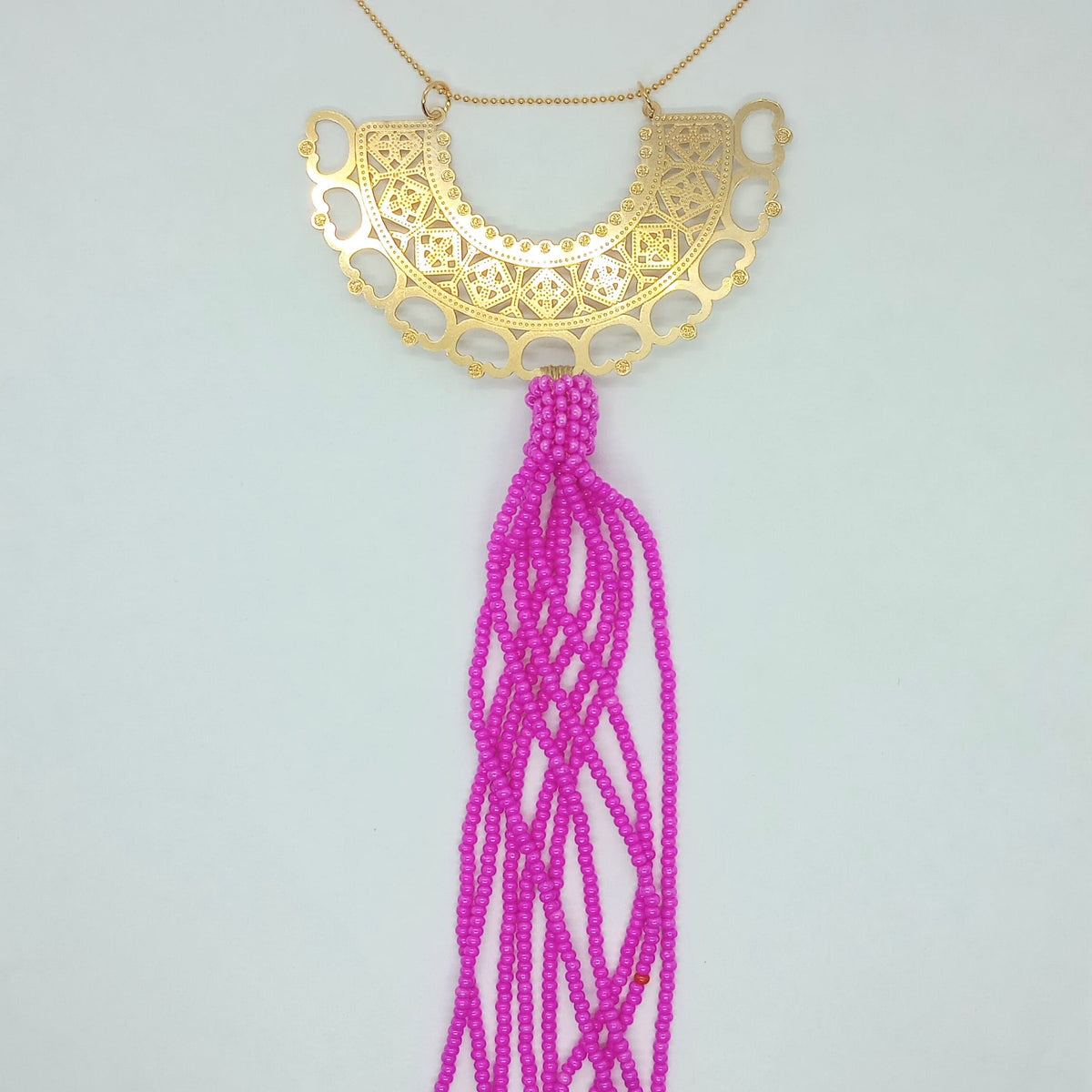 Collar Abanico Calado Chaquiras Dorado - Bambú Rosa Joyas y Accesorios 