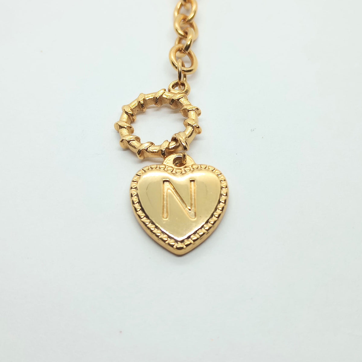 Collar Corazón Dorado con Inicial - Bambú Rosa Joyas y Accesorios 