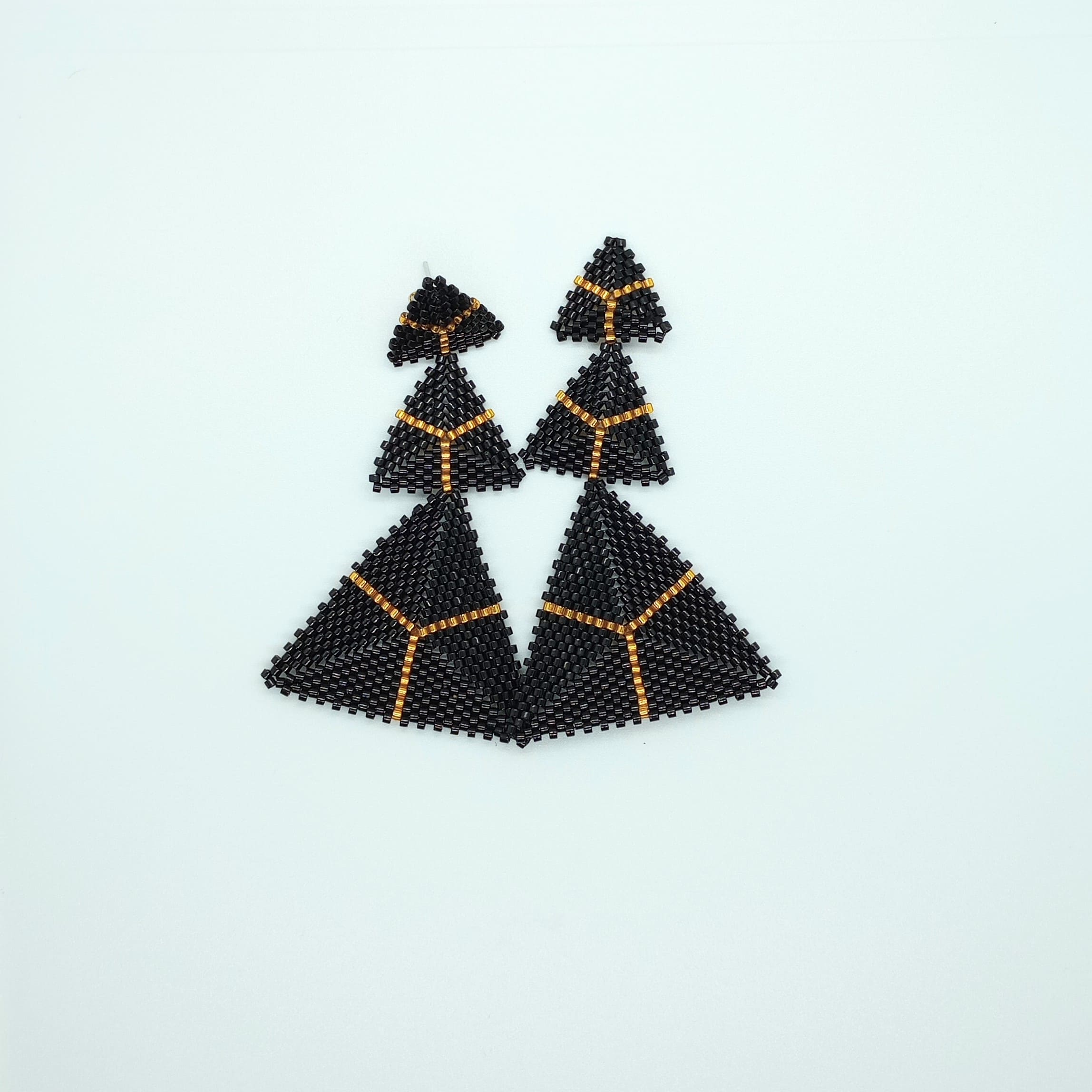 Aretes Triángulos Tejidos Miyuki Negro - Bambú Rosa Joyas y Accesorios 