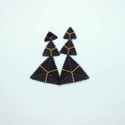 Aretes Triángulos Tejidos Miyuki Negro - Bambú Rosa Joyas y Accesorios 