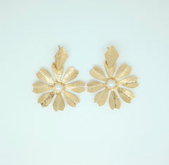 Aretes Flor Perla Dorado - Bambú Rosa Joyas y Accesorios 