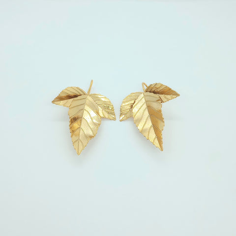 Aretes Gancho Hojas Doradas - Bambú Rosa Joyas y Accesorios 