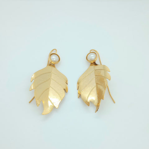 Aretes Gancho Hoja Perla Dorada - Bambú Rosa Joyas y Accesorios 