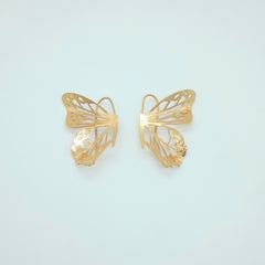 Aretes Gancho Media Mariposa Calada Dorada - Bambú Rosa Joyas y Accesorios 